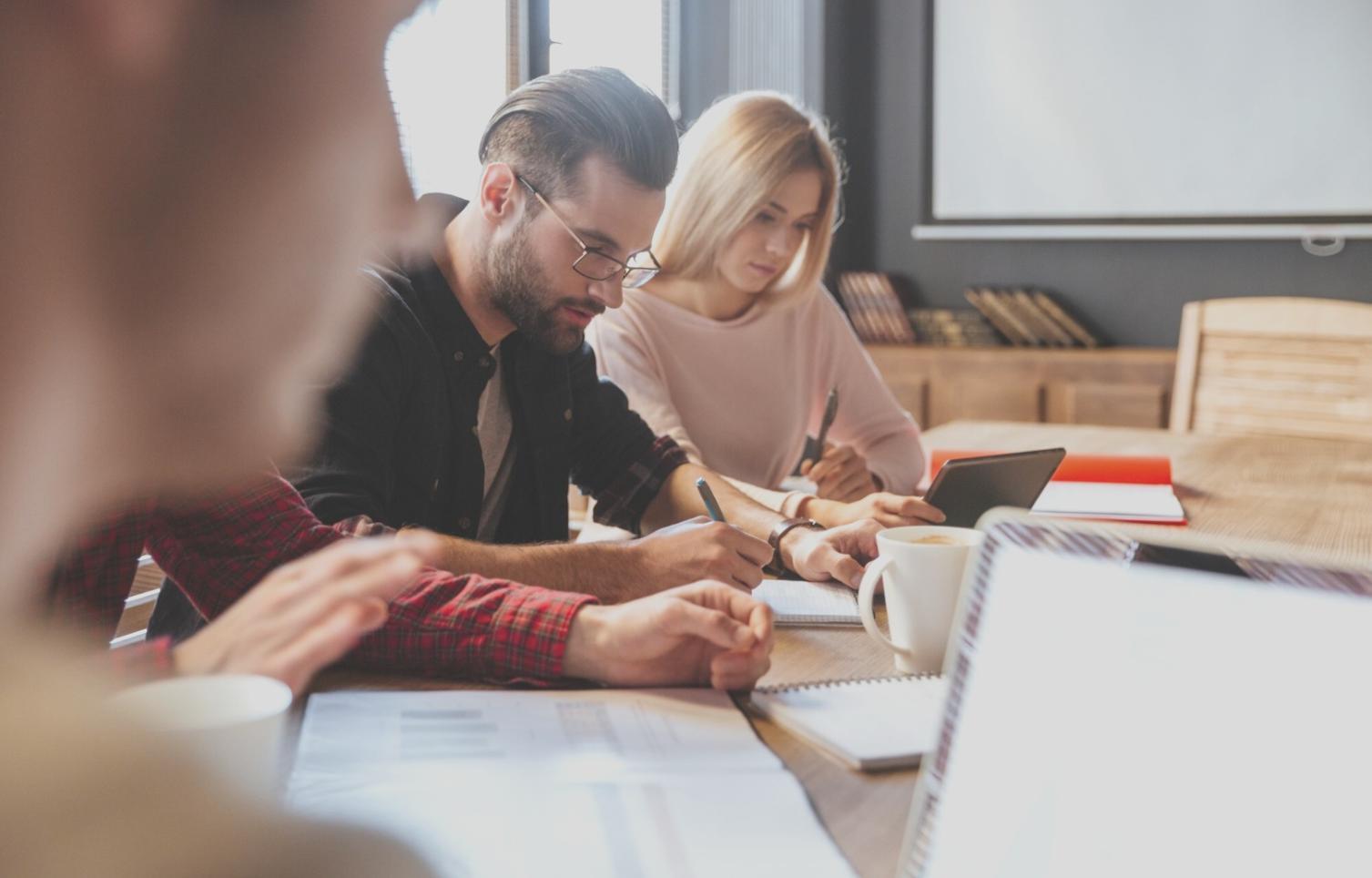 Équipe analysant des processus budgétaires